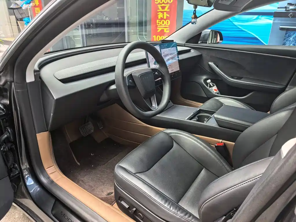 Tesla Model 3 — миниатюра 3