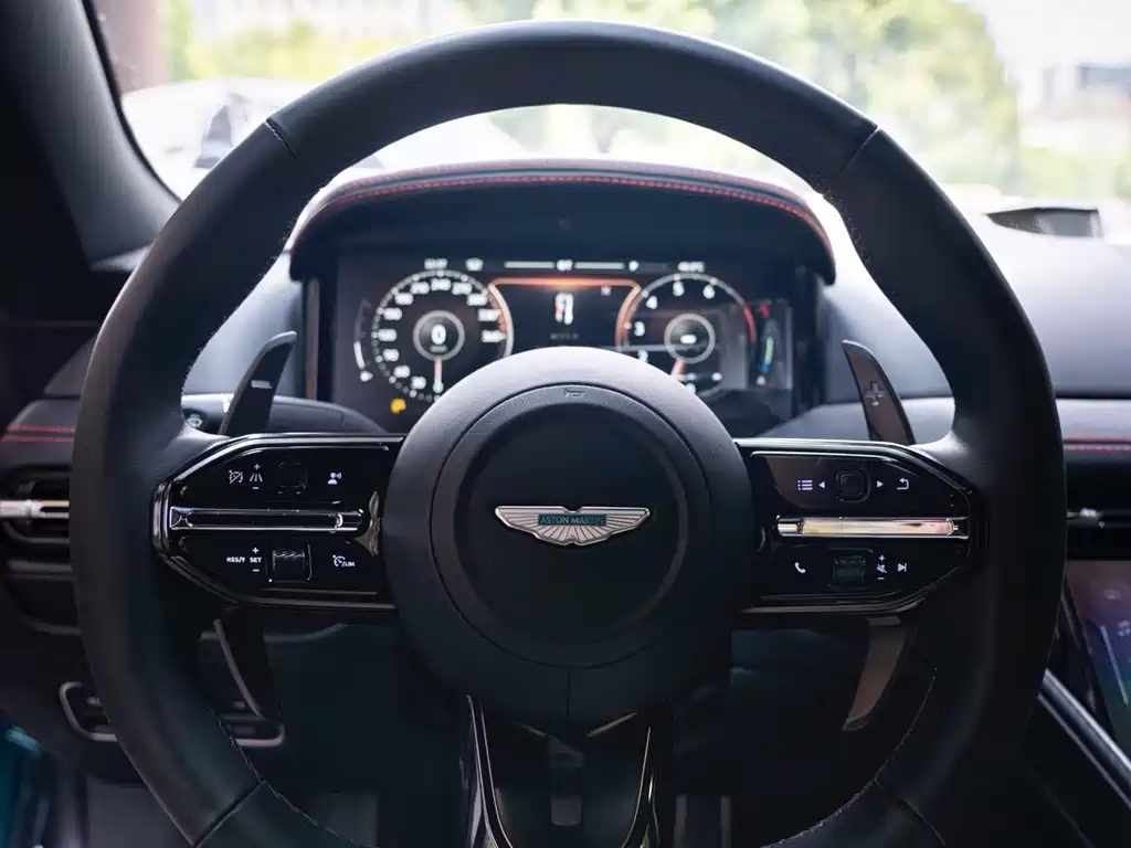 Aston Martin DB12 — миниатюра 12