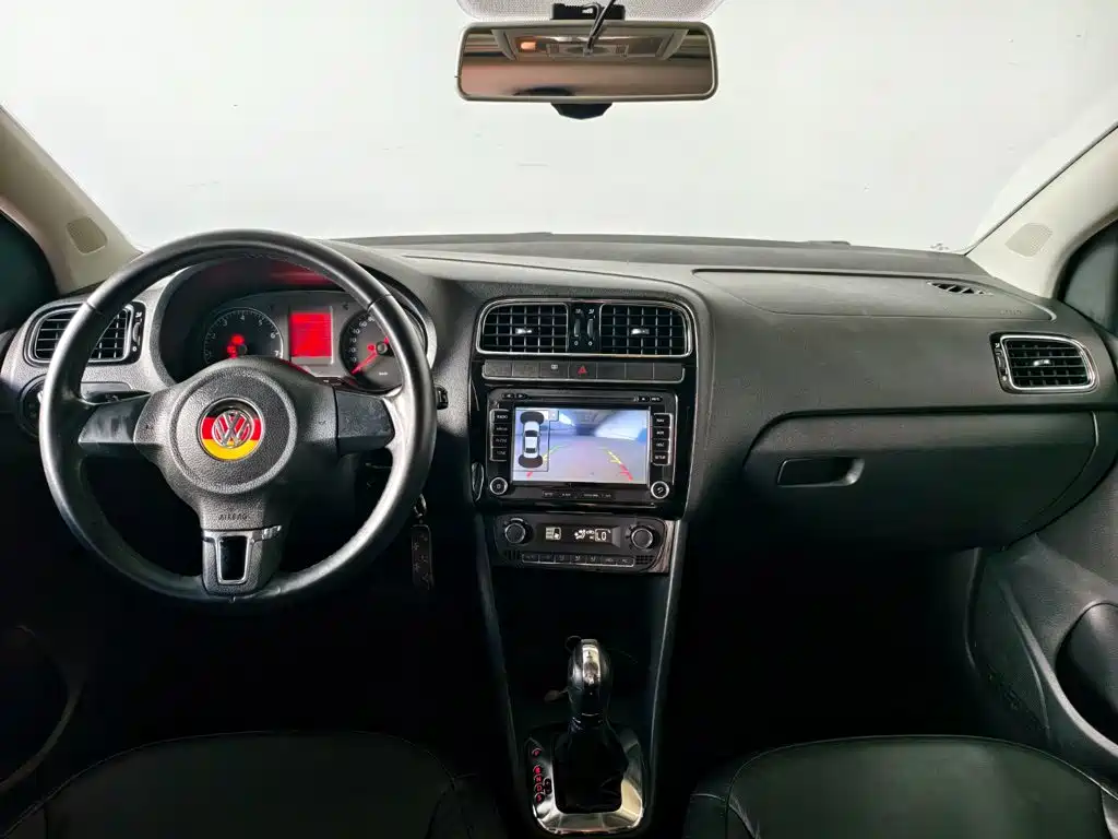 Volkswagen Polo 2013 1.4L AT Luxury
