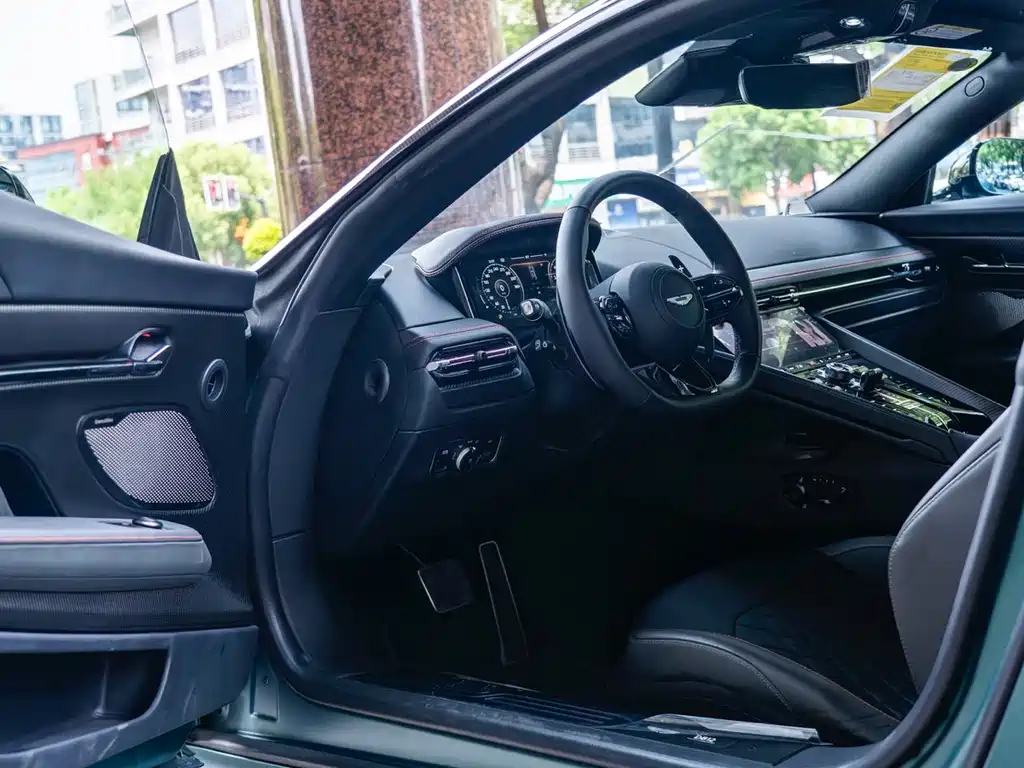 Aston Martin DB12 — миниатюра 11
