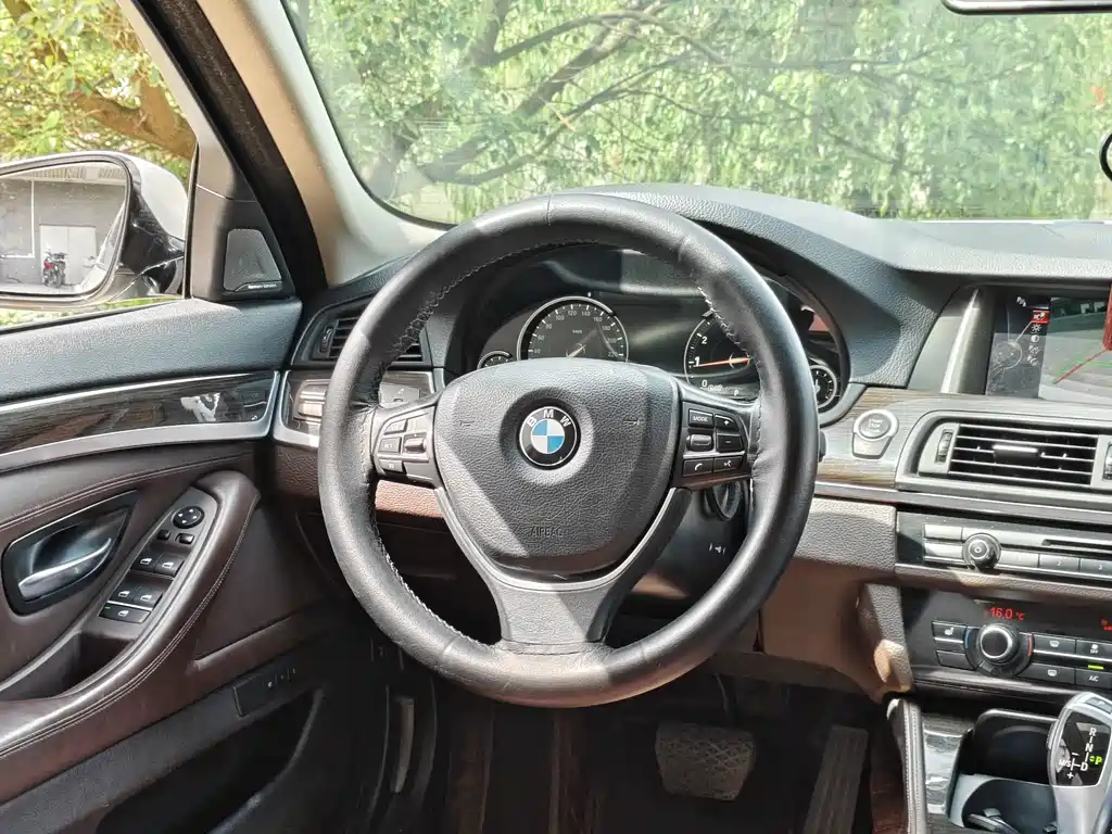 BMW 5 Series — миниатюра 8
