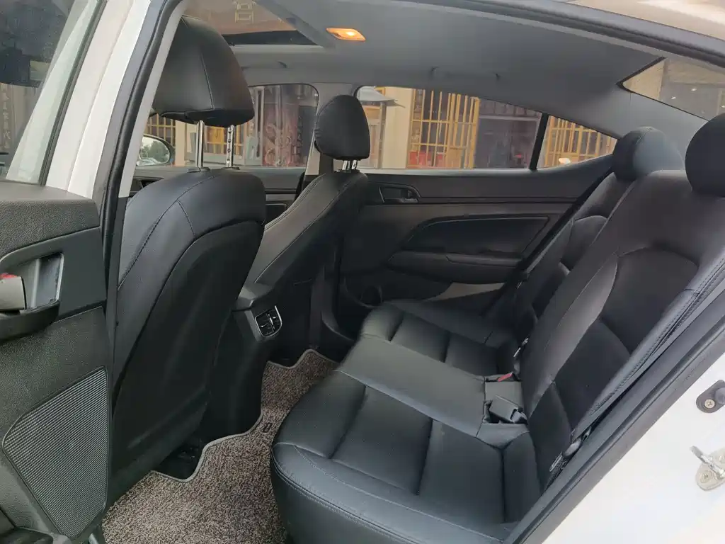 Hyundai Elantra — миниатюра 9
