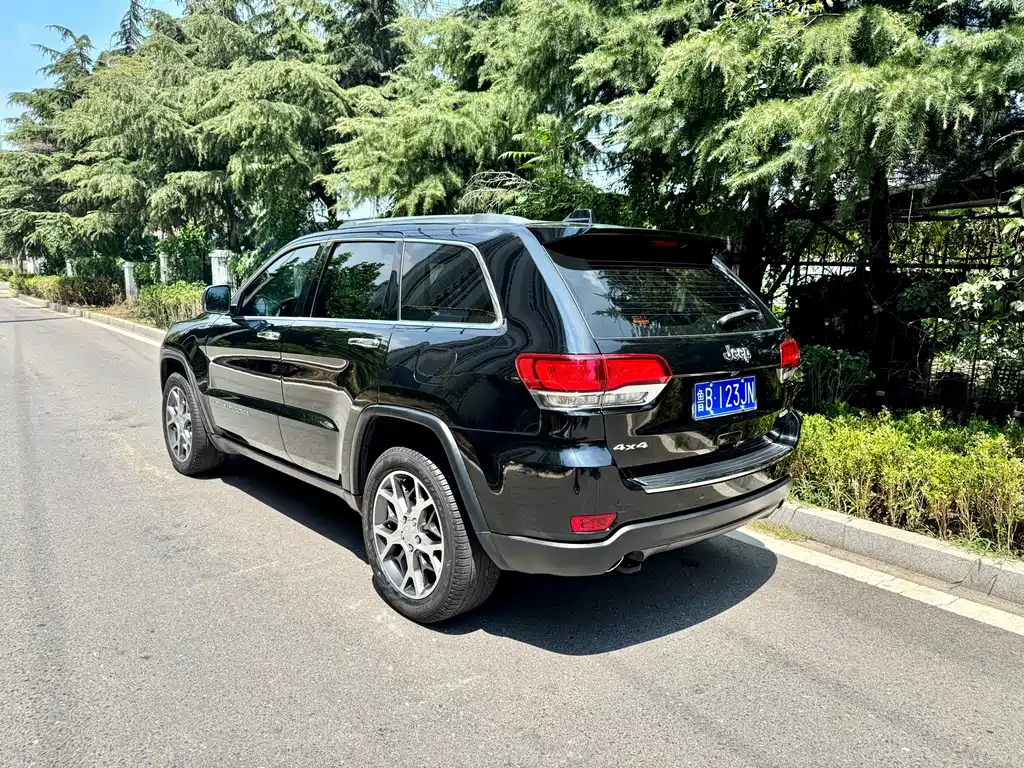 Jeep Grand Cherokee (Import) — миниатюра 3
