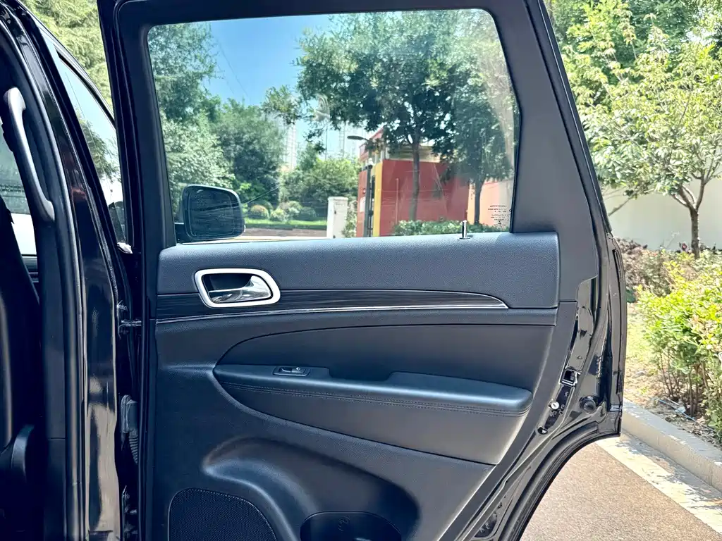 Jeep Grand Cherokee (Import) — миниатюра 21