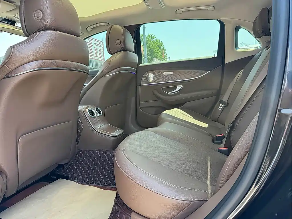 Mercedes-Benz E-Class — миниатюра 13