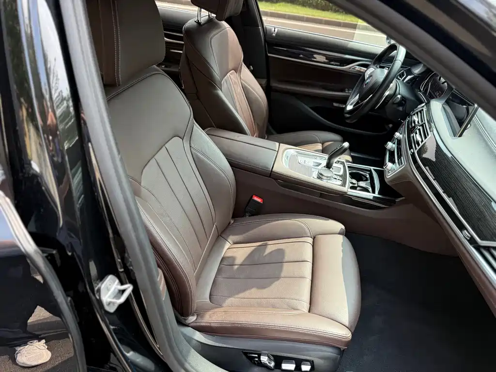 BMW 7 Series — миниатюра 12