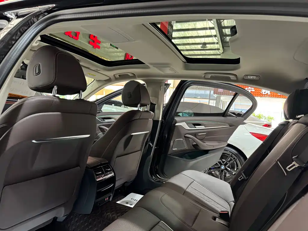 BMW 5 Series — миниатюра 13