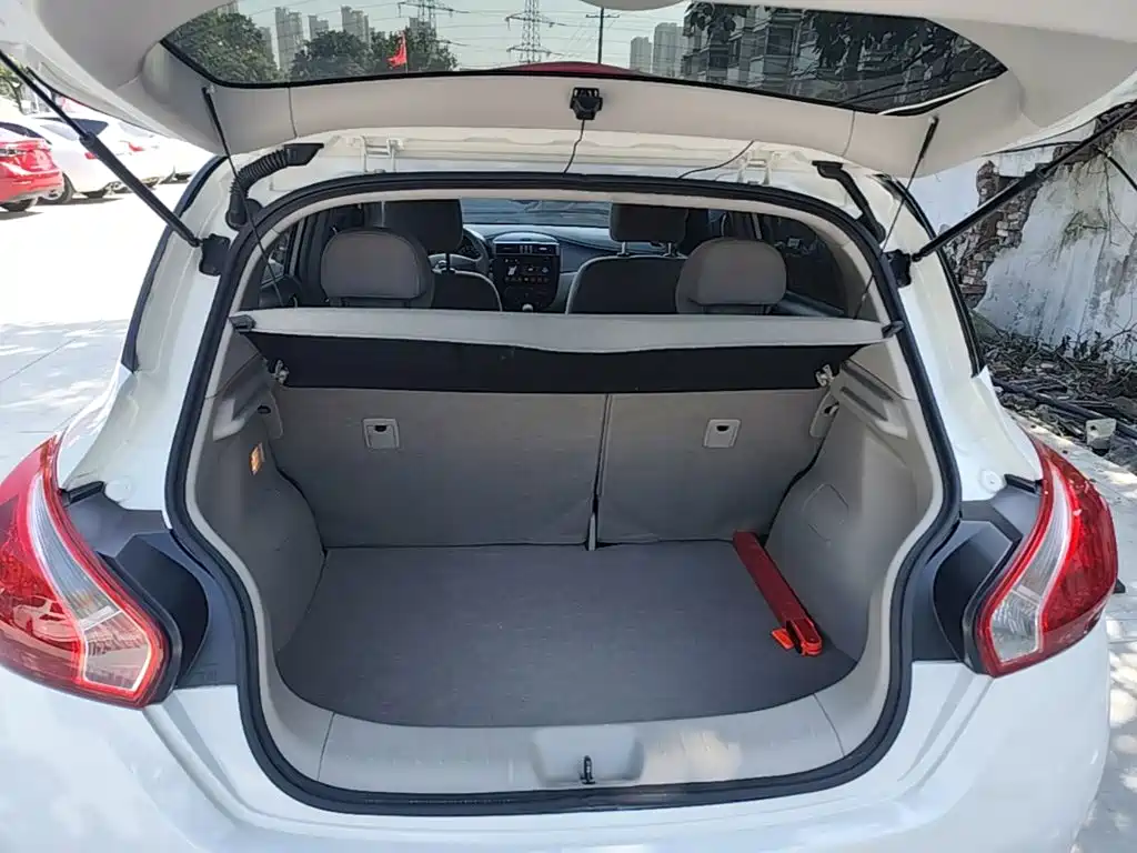 Nissan Tiida — миниатюра 19