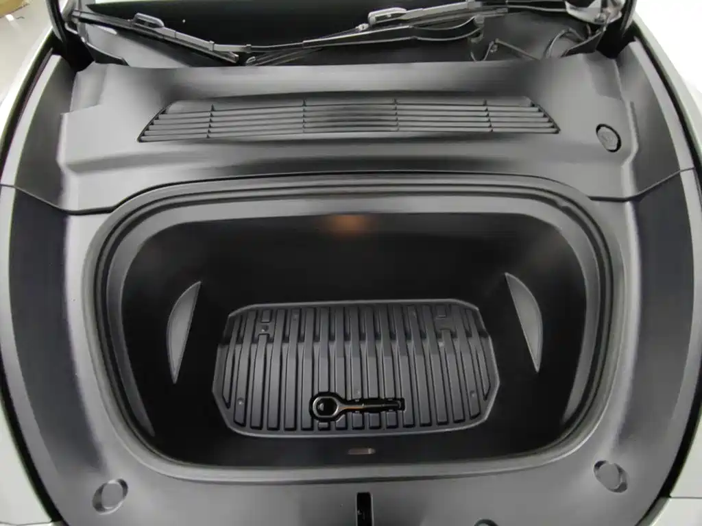 Tesla Model Y — миниатюра 6