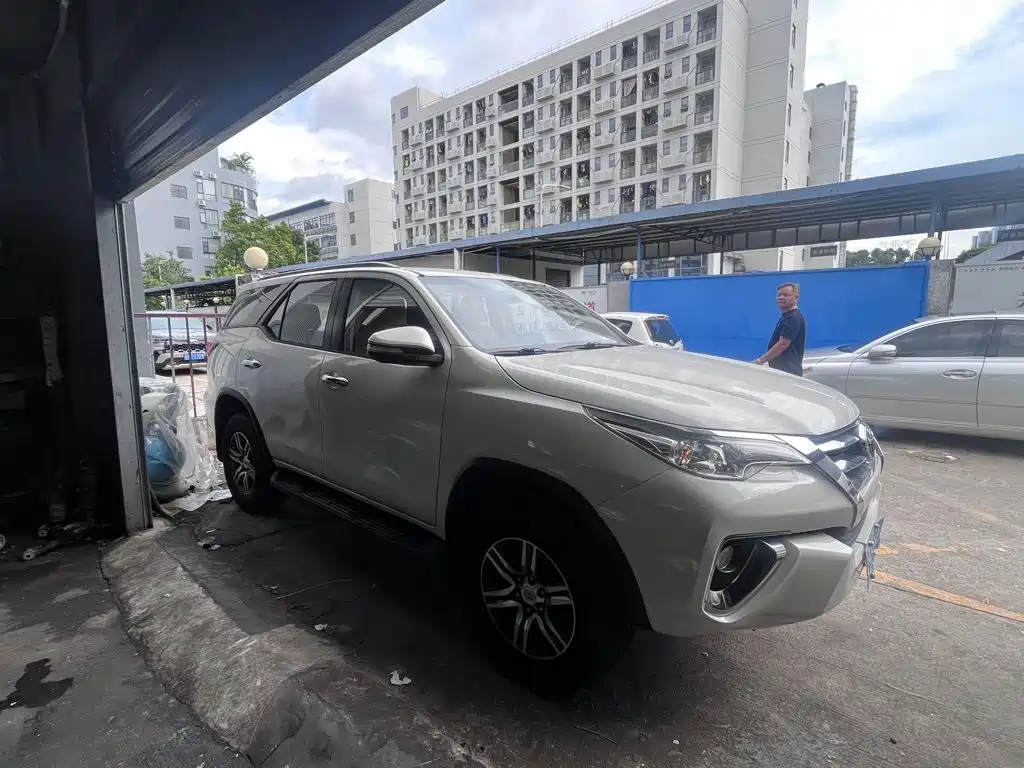 Toyota Fortuner — миниатюра 5