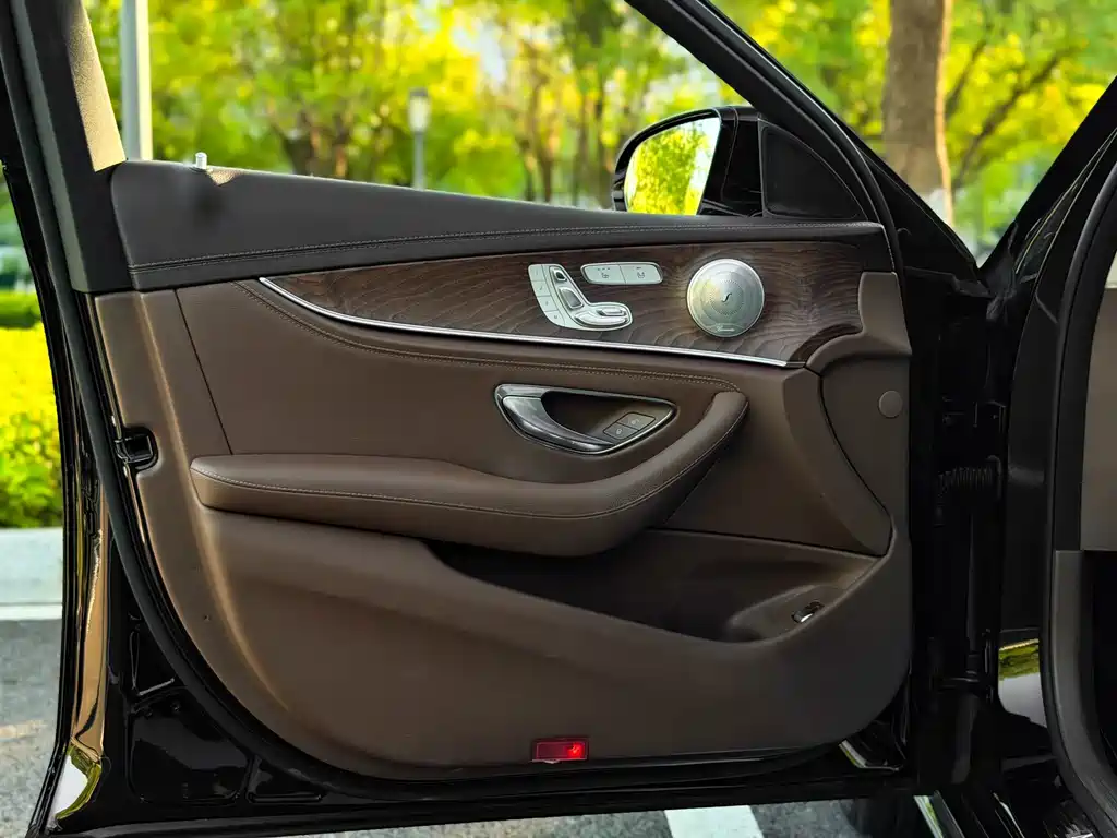 Mercedes-Benz E-Class — миниатюра 9
