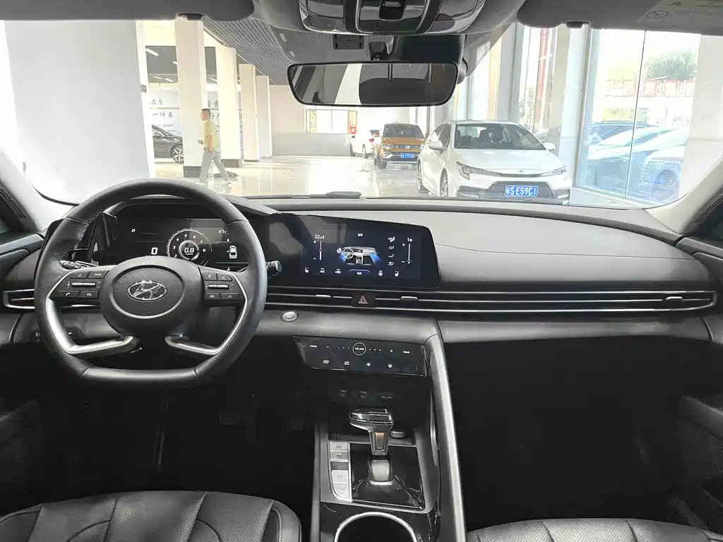 Hyundai Elantra 2022 240TGDi DCT LUX Luxury
