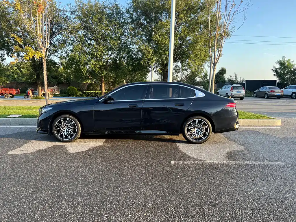 BMW 5 Series — миниатюра 15