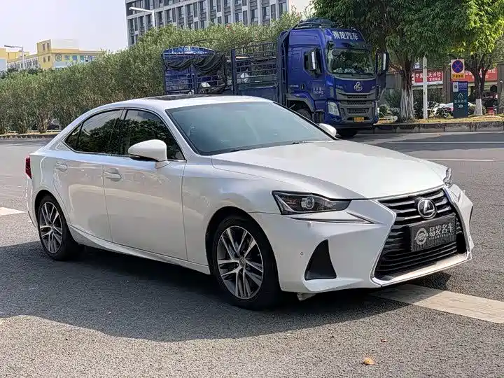 LEXUS  IS