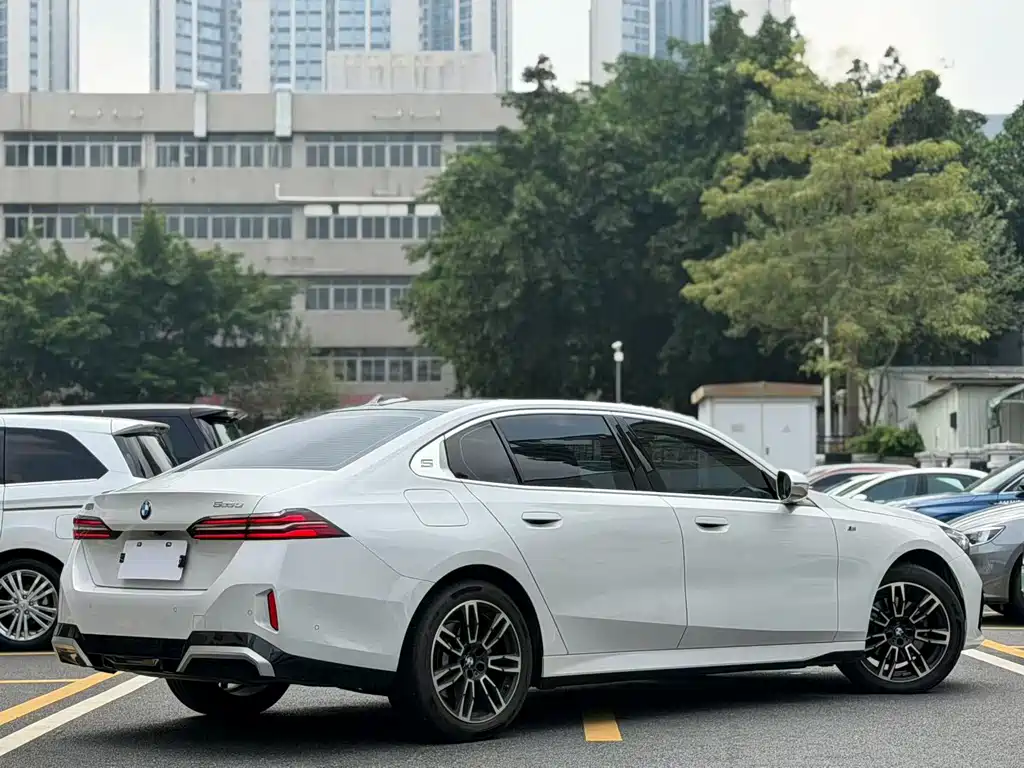 BMW 5 Series — миниатюра 3