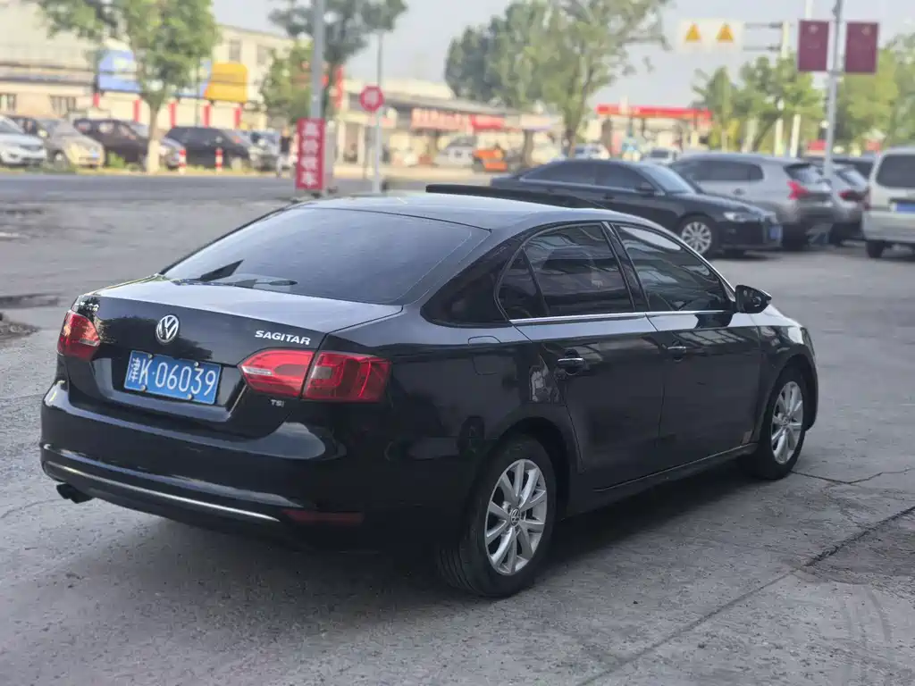 Volkswagen Sagitar 2012 1.4TSI MT Luxury