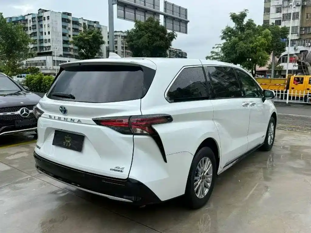 Toyota Sienna — миниатюра 3