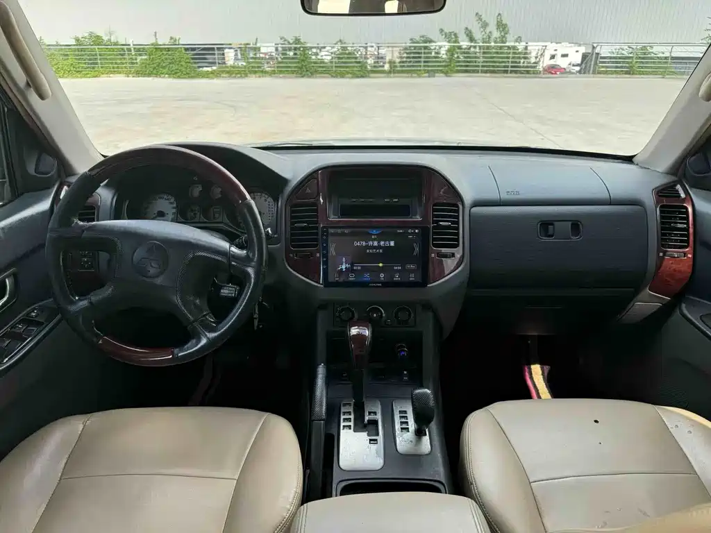 Mitsubishi Pajero — миниатюра 8