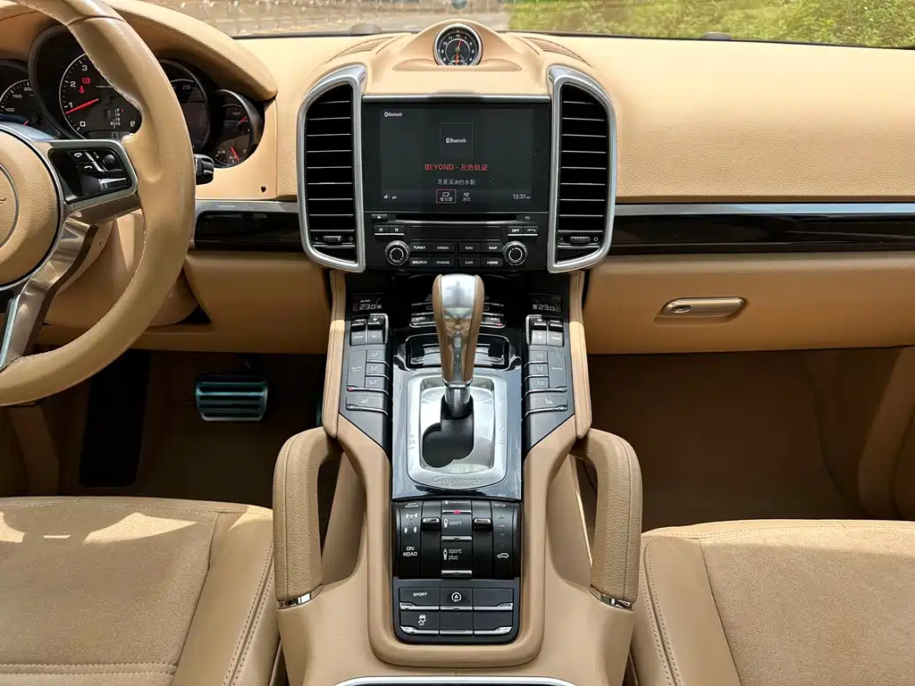 Porsche Cayenne — миниатюра 9