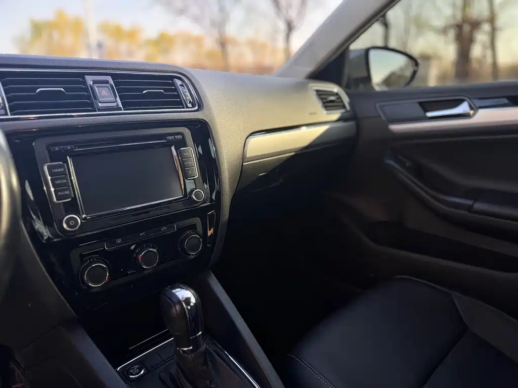 Volkswagen Sagitar 2018 1.6L AT Comfort