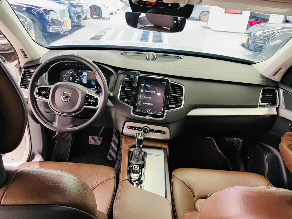 Volvo XC90 2018 T6 7 мест