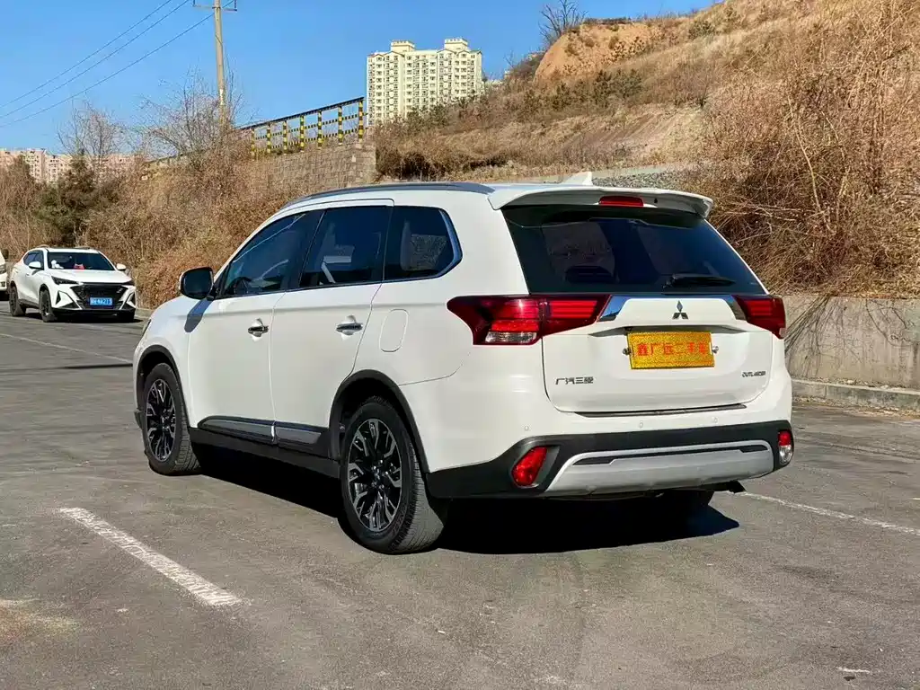MITSUBISHI OUTLANDER