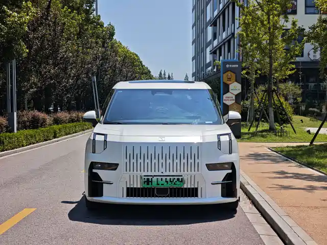 2023 Zeekr 009