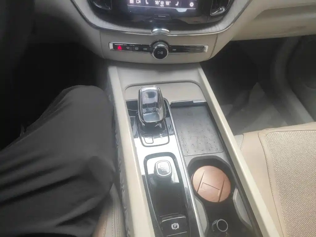 Volvo XC60 PHEV — миниатюра 15
