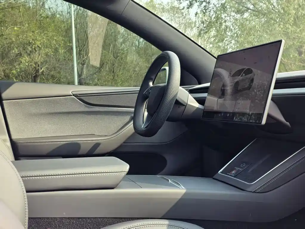 Tesla Model Y — миниатюра 6