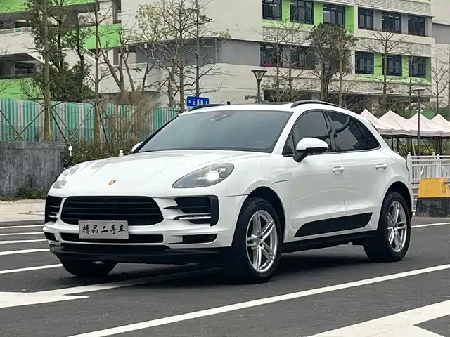 PORSCHE MACAN