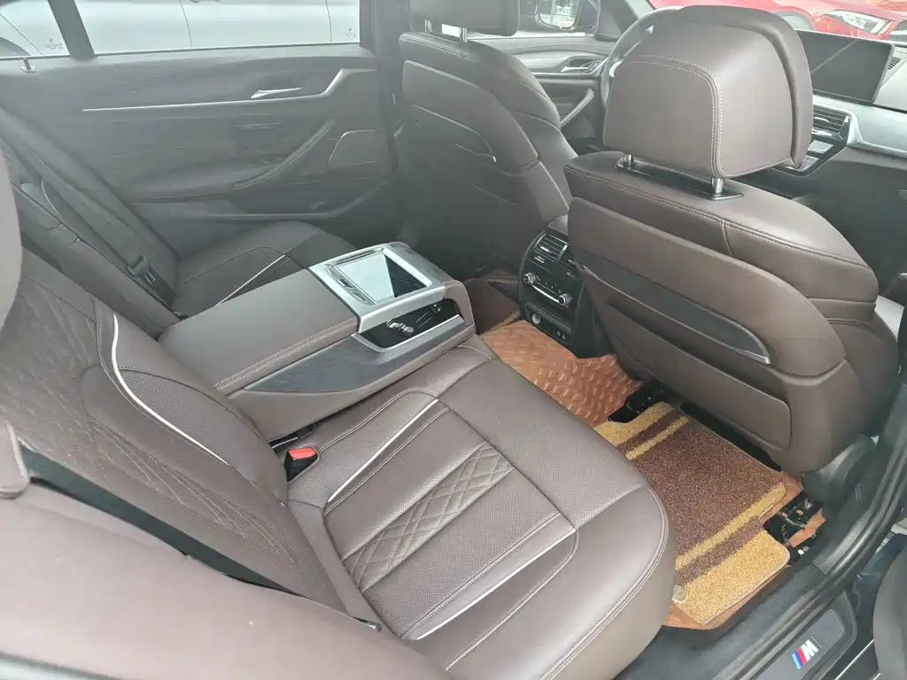 BMW 5 Series — миниатюра 13