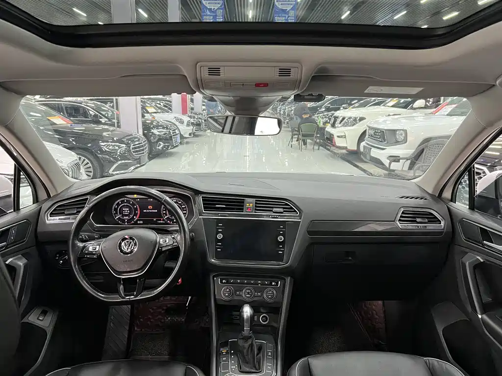VOLKSWAGEN TIGUAN