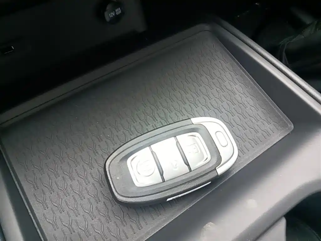 Hongqi E-QM5 2025 610km PLUS