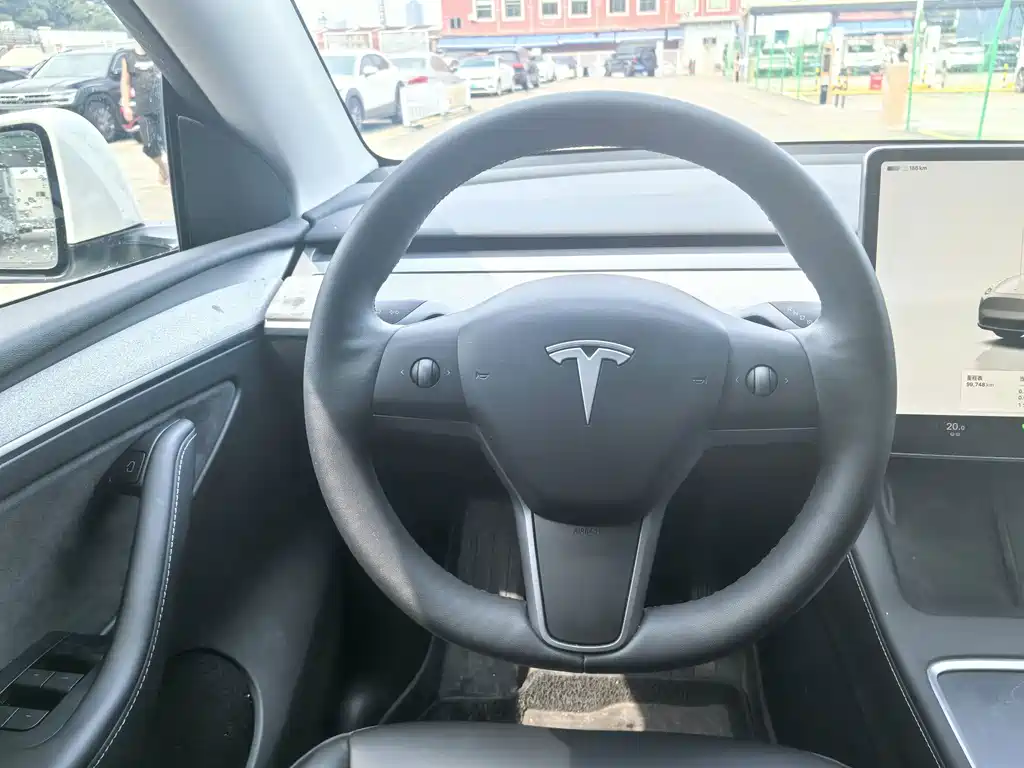 Tesla Model Y — миниатюра 18