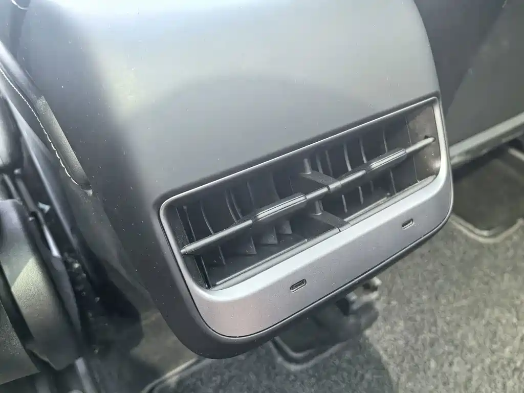 Tesla Model Y — миниатюра 17