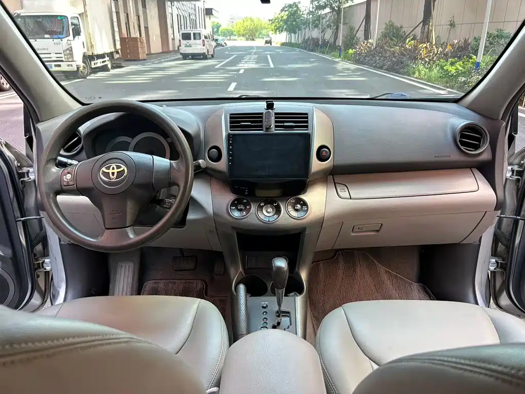 Toyota RAV4 — миниатюра 7