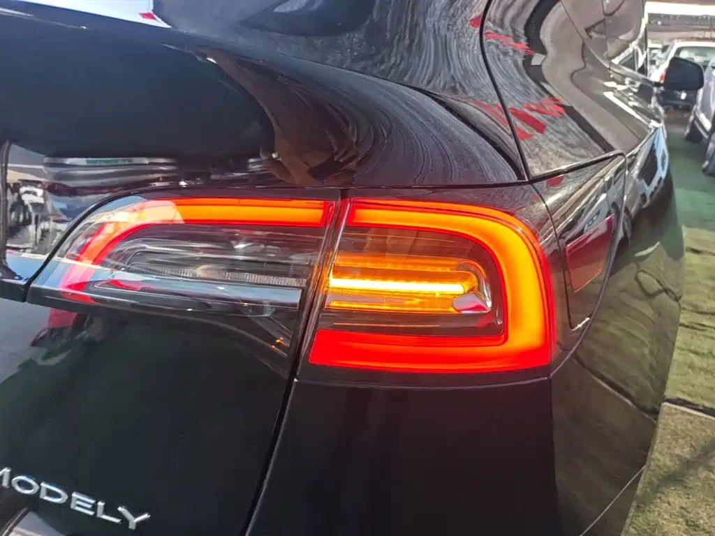 Tesla Model Y — миниатюра 8