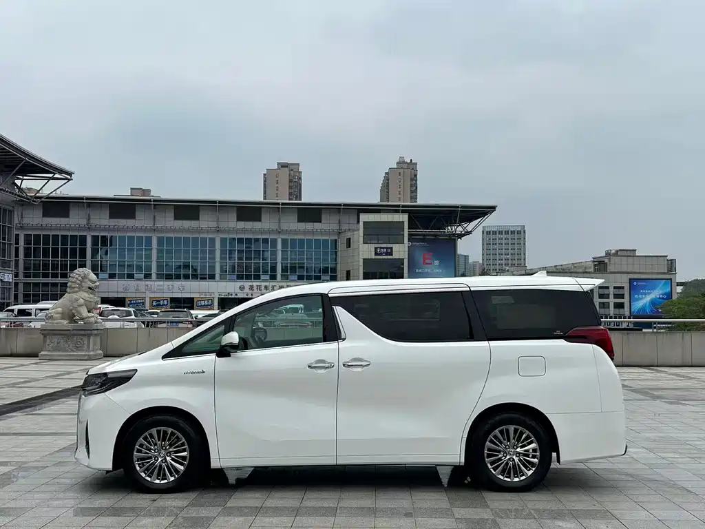 Toyota Alphard — миниатюра 5