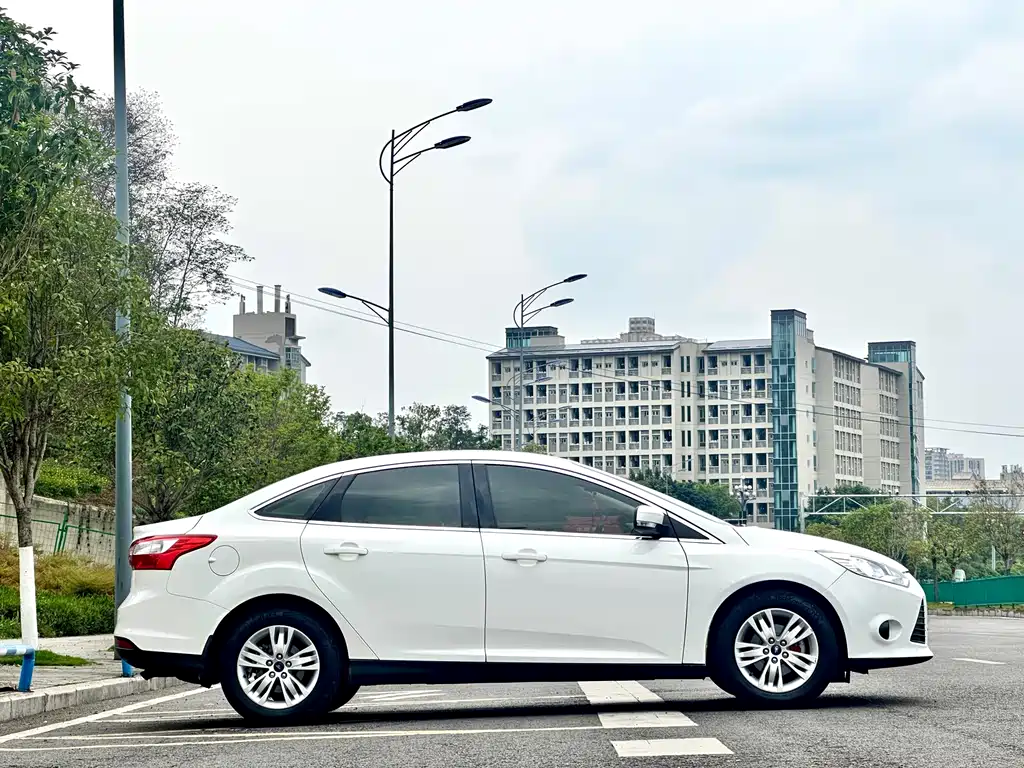 Ford Focus 2012 1.6L AT