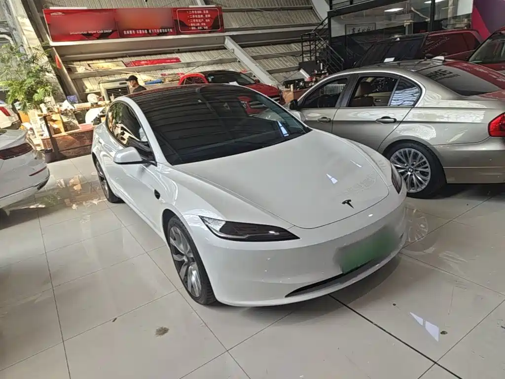 Tesla Model 3 — миниатюра 4
