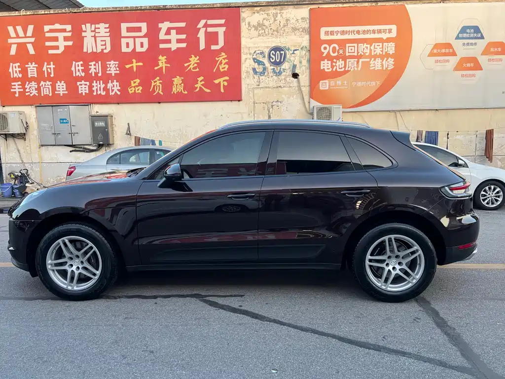 PORSCHE MACAN