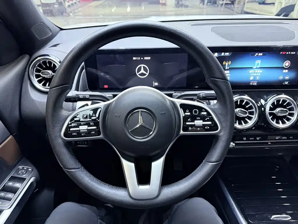Mercedes-Benz GLB — миниатюра 17