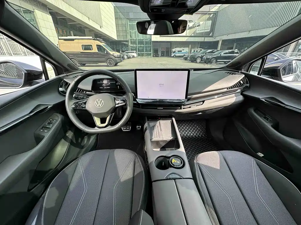 VOLKSWAGEN WITH THE CROWD 06