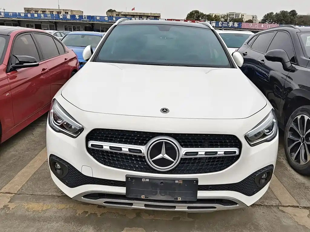 MERCEDES-BENZ GLA