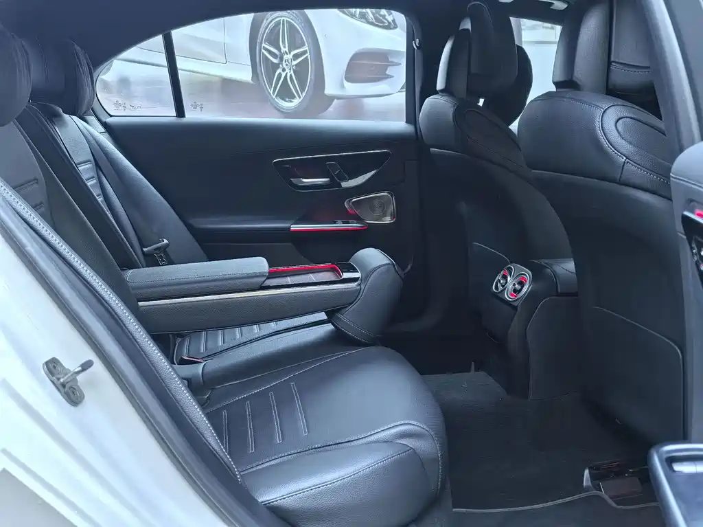 Mercedes-Benz C-Class — миниатюра 16