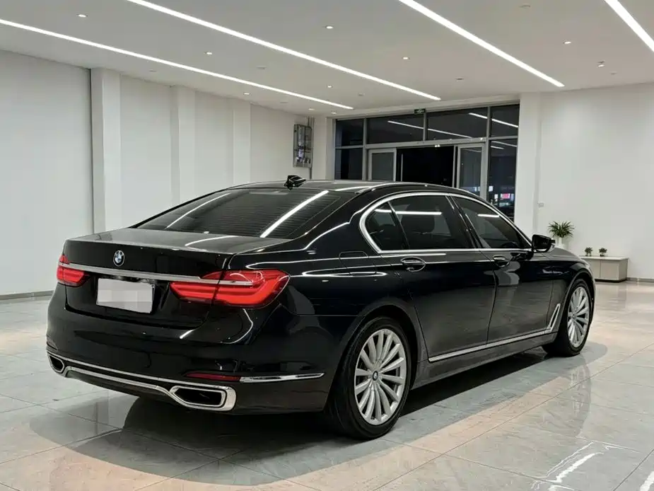 BMW 7 Series — миниатюра 7