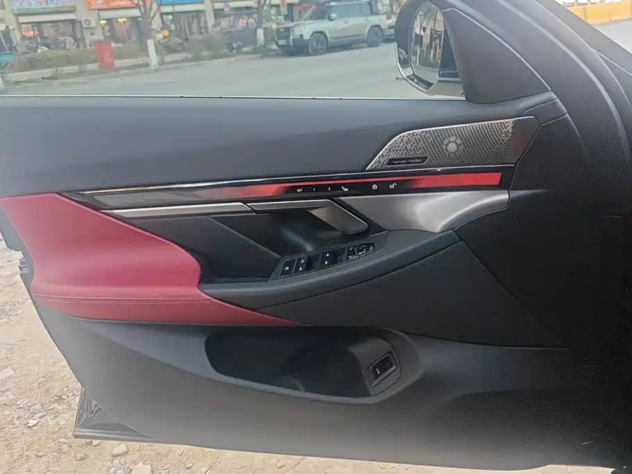 BMW 5 Series — миниатюра 7