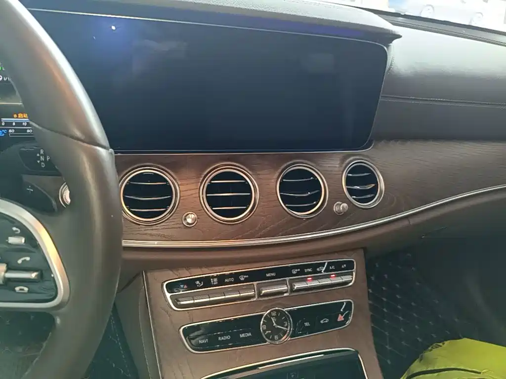 Mercedes-Benz E-Class — миниатюра 13