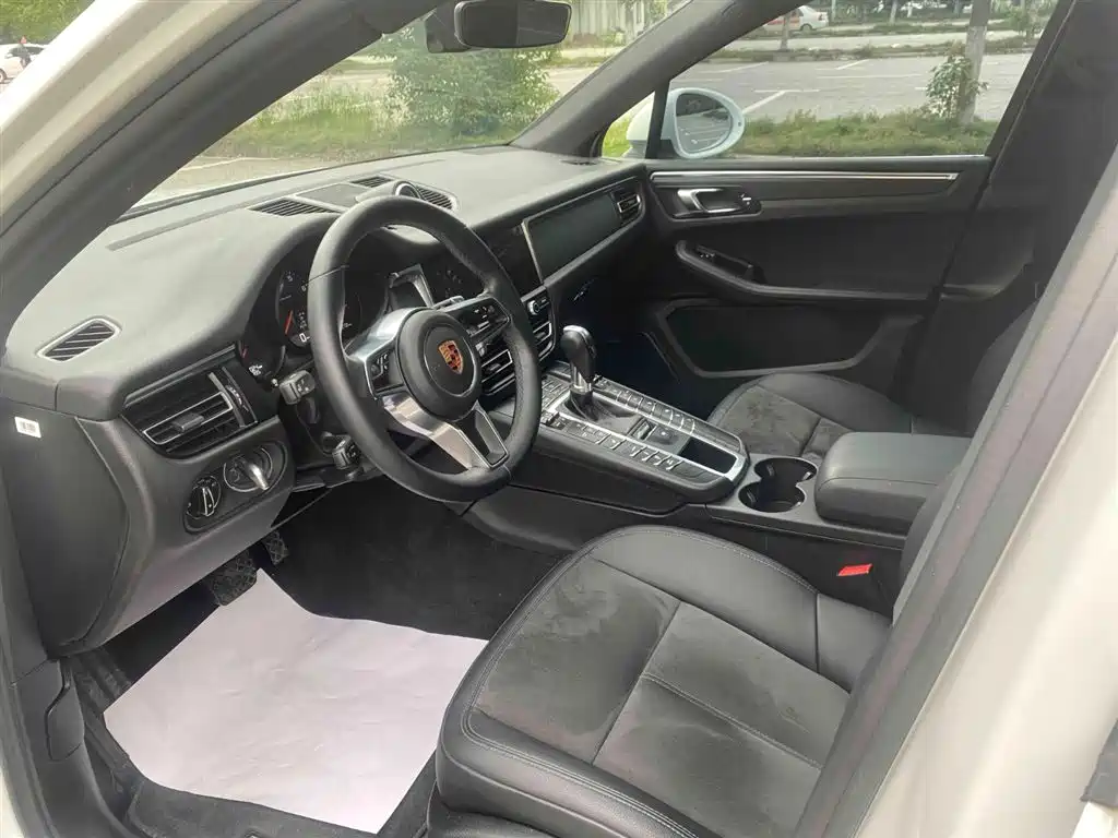 PORSCHE MACAN