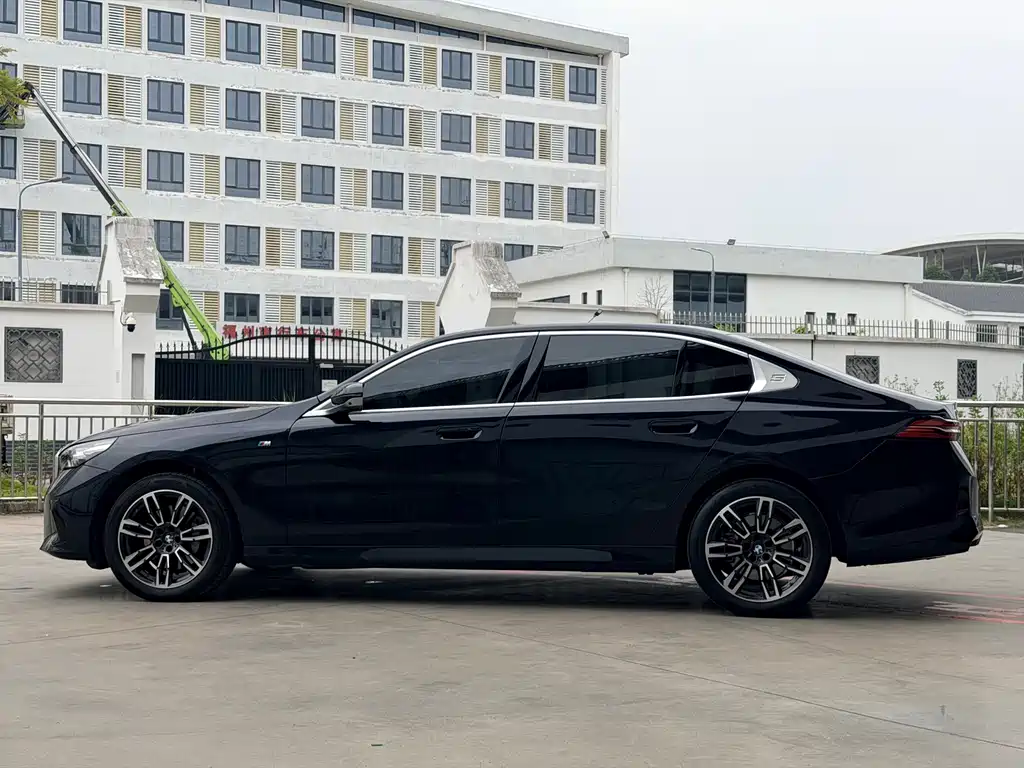 BMW 5 Series — миниатюра 15